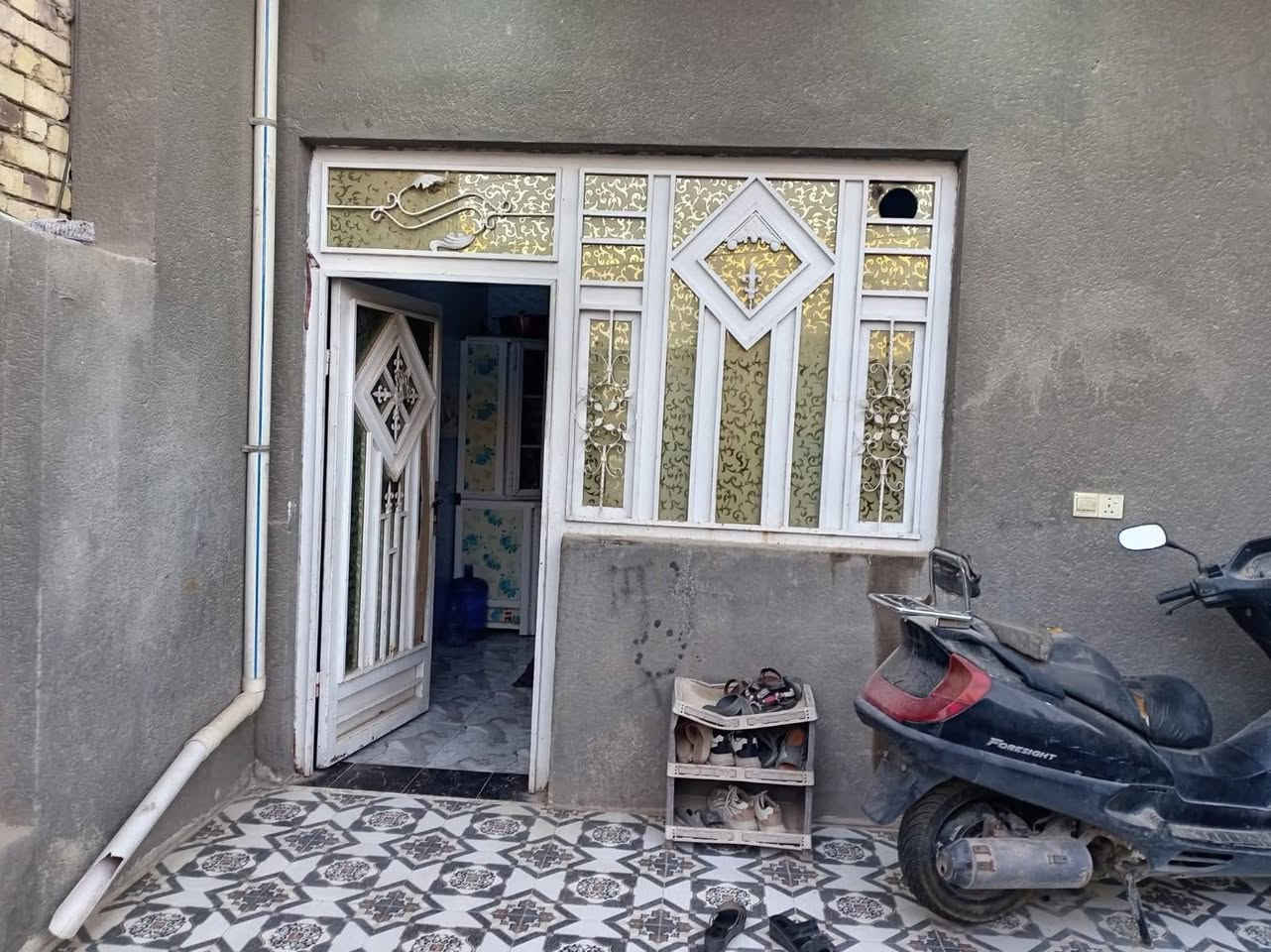 دار للبيع بحي الحكيم مساحته    200 متر يعد عن التبليط 50 متر يبعد عن الشارع العام 100 متر غرفتين وهول استقبال مطبخ صحيات الاتصال واتساب 5538563 0780   ***********

