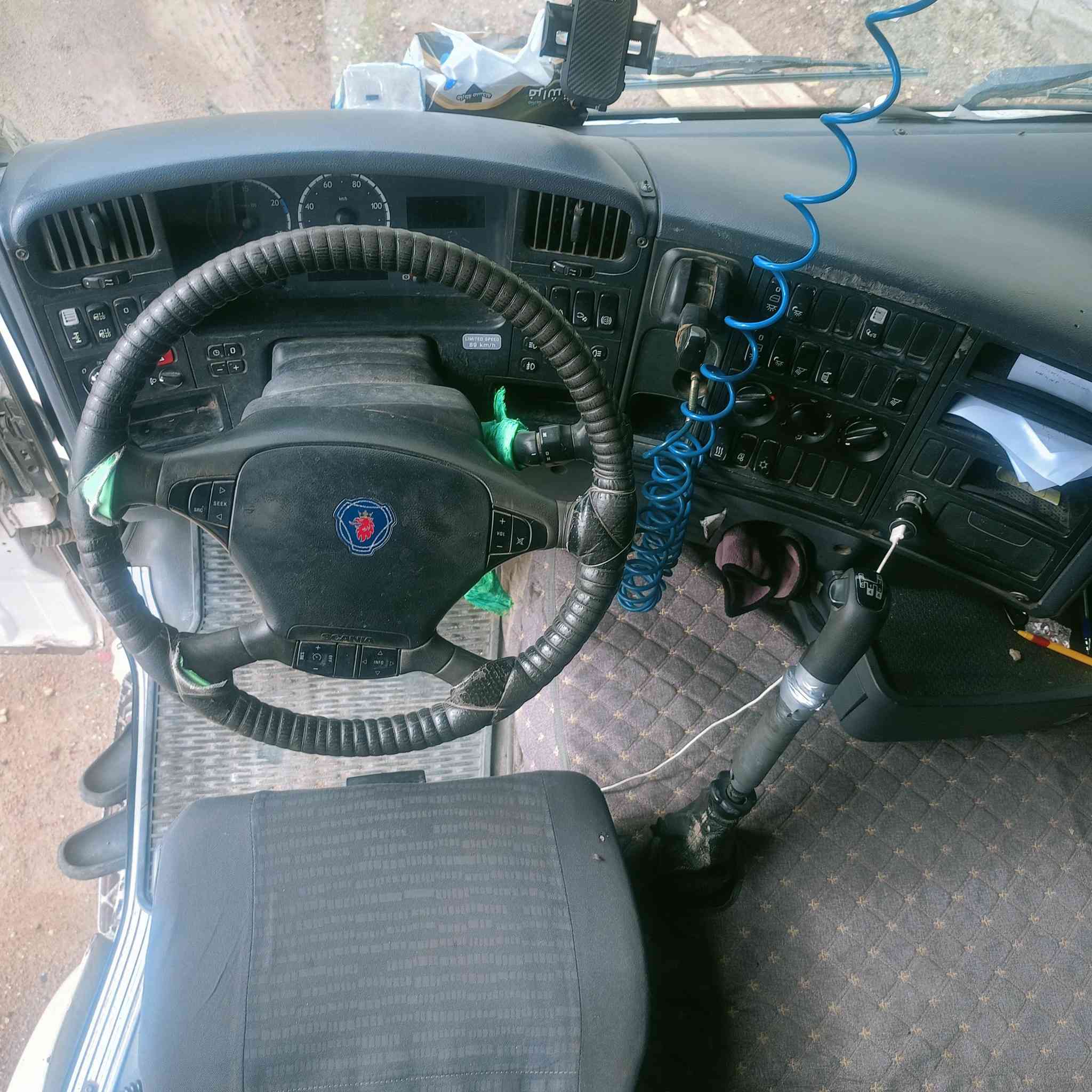 السلام عليكم ورحمة الله وبركاته للبيع اسكانيا موديل 2006 رقم اربيل شرط التحويل مكفوله مكينه R420 سنويه الى 2027 بالاصل كير أوتوماتيك ومحور عادي ظفيرة الأوتوماتيك موجودة كير GRS900 مرسم قلاب 3محور 48 طن شعار العنوان ميسان علي للاستفسار ***********/***********
