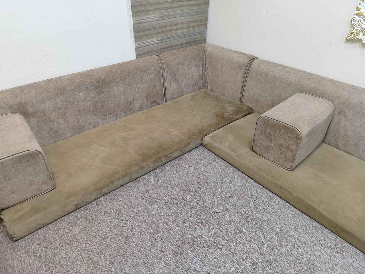 جلسة عربية كويتي سفنج بغلي مستعملة نضيفة اصلي إرتفاع المندر 10سم  قياسة 13 متر مضبوط 6 منادر 10 مساند طول المسند مترين إرتفاعة50سم مع زاوية و3 تكيات السعر375  العنوان البصرة الجبيلة شارع السايلو قرب كرفان المختار رقم الحساب الهاتف للاستفسار *********** ومتوفر توصيل البصرة, العراق
