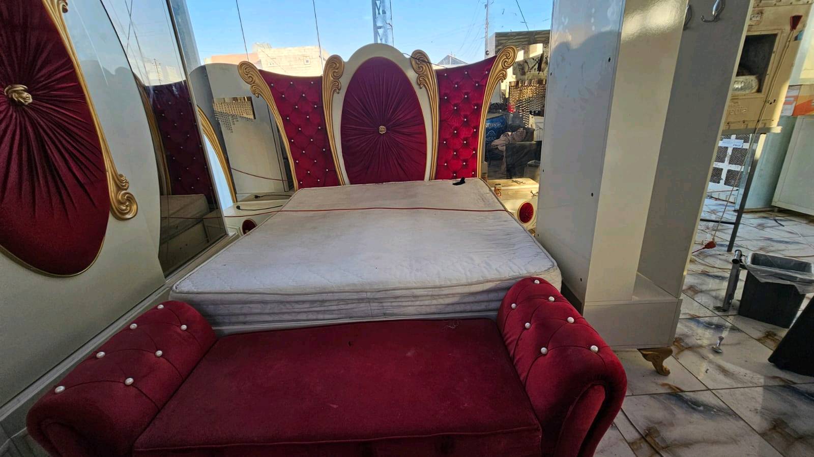 👑 غرفة نوم ملكية بتاج الجرباية الفاخر 👑
إذا كنت تبحث عن الفخامة والرقي، فهذه الغرفة خيار مميز لمنزلك.
✅ تاج جرباية أنيق وفخم. ✅ يتوفر بقياس يتوسع حتى 4 أمتار أو بأقل حسب الطلب. ✅ خامات متينة وتشطيب عالي الجودة. ✅ أسعار مناسبة مع إمكانية التوصيل.
📩 راسل الصفحة لمعرفة السعر والتفاصيل والحجز.