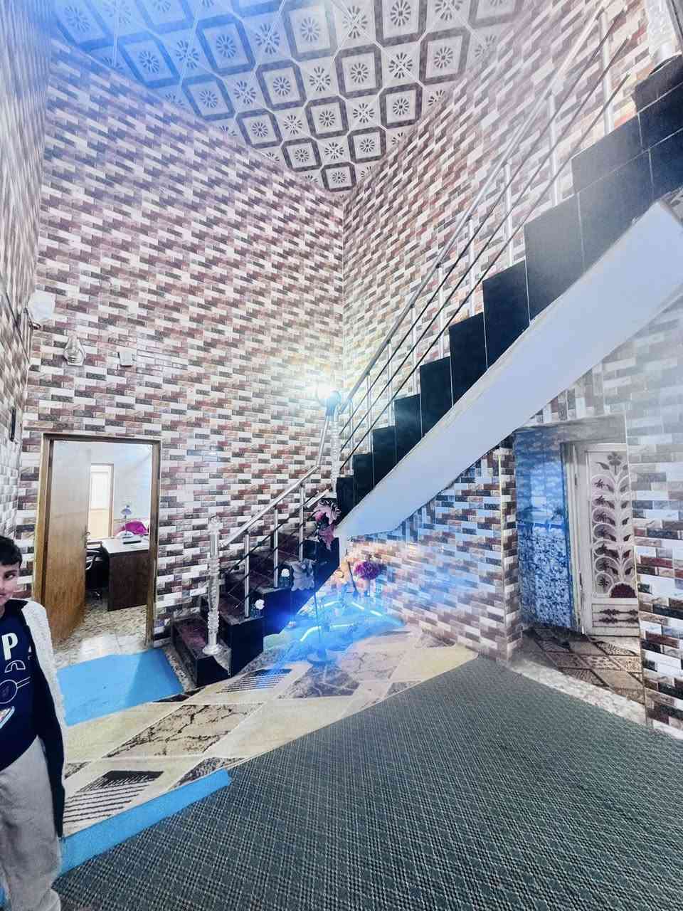 بيت للبيع مجمع بيتي مقابيل مجمع لكرار مساحته 250 متر 
طابق واحد 
طابو صرف سند حر بسم راعيه
يحوي عله ثلث غرف وستقبال وصاله ومطبخ وصحيات عدد ثنين ومناور عدد ثنين طابوك جمهوري صب كون كريت 
لسعر 210 وبي مجال 
استفسار
***********
