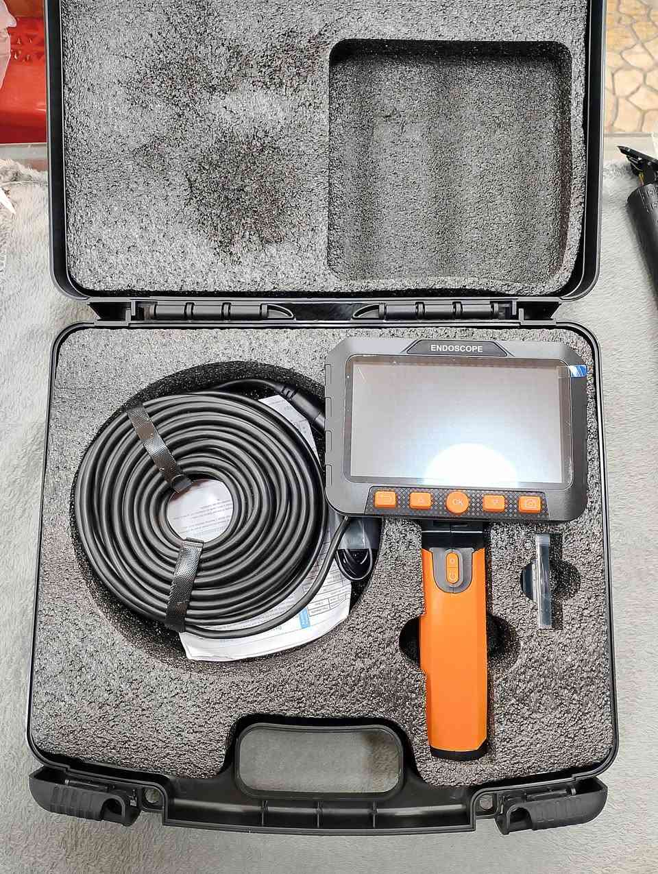 الجهاز هو كاميرا فحص صناعية (Endoscope) تستخدم للكشف في الأماكن الضيقة والمظلمة. 
الشاشة: شاشة IPS عالية الدقة مقاس 5 بوصة.
الكاميرا: مسبار كاميرا بقطر 7.9 ملم يتيح الفحص في الزوايا الضيقة.
الإضاءة: مزودة بأضواء LED عالية السطوع للعمل في الأماكن المظلمة.
الاستخدام: مثالية لفحص محركات السيارات، الأنابيب، 
وتجاويف الجدران دون الحاجة للتكسير
يوجد توصيل لجميع المحافضات 🛵 
***********
