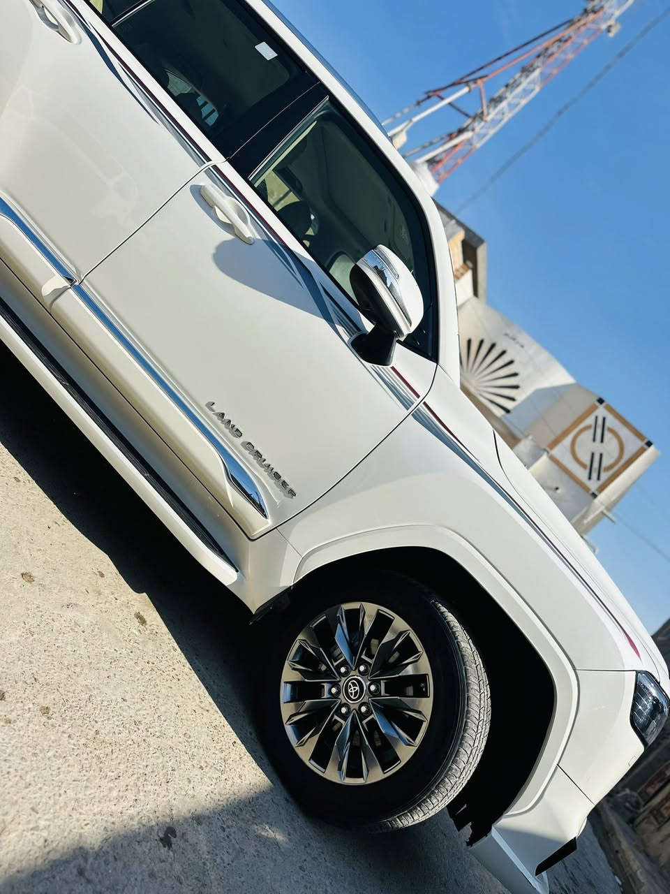 السلام عليكم لاندكروز 24 بريم لمتد فول مواصفات 5 كامرات 3 شاشات تطبيق ماشيه 29رقم بغداد وباقي مواصفات البريم معروفه عنواني بغداد قرب جسر الفضيلية الجديد التواصل عبر الرقم ***********
