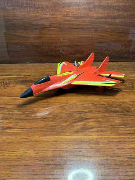 طائرة تحكم عن بعد ✈️🎮
مناسبة للفئة العمرية : +14 سنة
مدى التحكم عن بعد ممتاز 
خفيفه الوزن ومقاومة للكسر 
سهلة التحكم 
تشغيلها بسيط 
منفذ الشحن USB
للاستفسار الاتصال على الرقم : *********** ☎️
