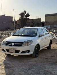 السلام وعليكم جيلي 2013 مكفوله السياره من الصبغ ولضربه فقط بارد السيار...