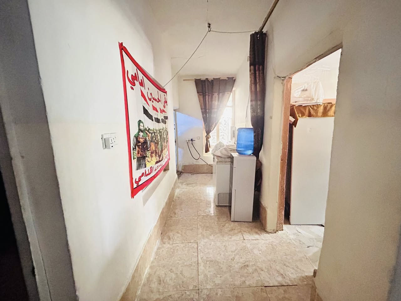 بيت بحي رسمي مساحه 330 م يحتوي 3 غرف نوم 5في 4 الهول 6في 4 ومطبغ 4 ونص في 4 وستقبال 5 ونص في4 استقبل خارجي حديقه 10 في 5 كراج السياره داخلي وخارجي  كافة الخدمات متوفره 
***********  الاستفسار
