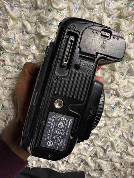 نيكون 7000Dنضيفه كلش وياها عدستين 18-55ولثانيه 70-300يشتغل فوكس بطاريتين رام شاحنه جنطه تحويله حزام  جيلاتين  سعر 450وبيها مجال مكاني نجف توصيل ماعندي *********** لاستفسار
