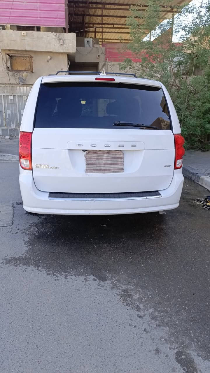 دوج كرفان موديل 2020  رقم انكليزي  بغداد راعيها بالبصرة سنوية لغاية 2027 ماشية 82 الف ميل حادثها الباب الخلف الراكب فقط  بدون بجم بدون ايرباكات مكينة كير تبريد تدفئة السيارة نظيفة جدا مكانها البصرة الزبير  السعر 195 ورقة
***********
