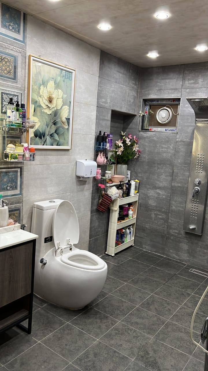 بيت للبيع في بغداد الكرخ المواصلات الثانية ٧٢ متر بيت درجة اولى بناء حديث 2021 ميحتاج احجي واشرح الصور امامكم بي راقي جدا  طرمة ومدخل وصاله ومطبخ وحمام جوه ..الطابق الثاني غرفتين نوم وحمام ..الطابق الثالث مخزن وغرفه نوم وسطح
للبيع مباشر بدون دلال مع صاحب البيت
‎0790 188 7917
***********
