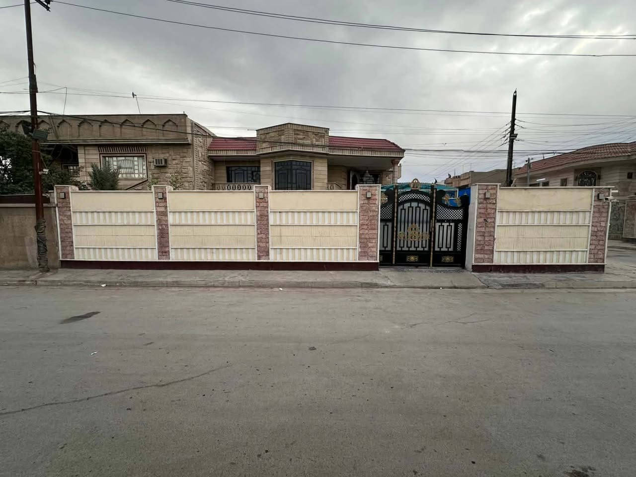 دار طابو ملك صرف
الموقع ارئاسه مقابل مجمع اشام 
ركنين 
5 غرف  نوم 
مساحة البناء  300
مساحة الحديقة 400
سند مستقل  بسم شخص واحد 
سعر 800 
التواصل خاص  او واتساب 
 ***********
