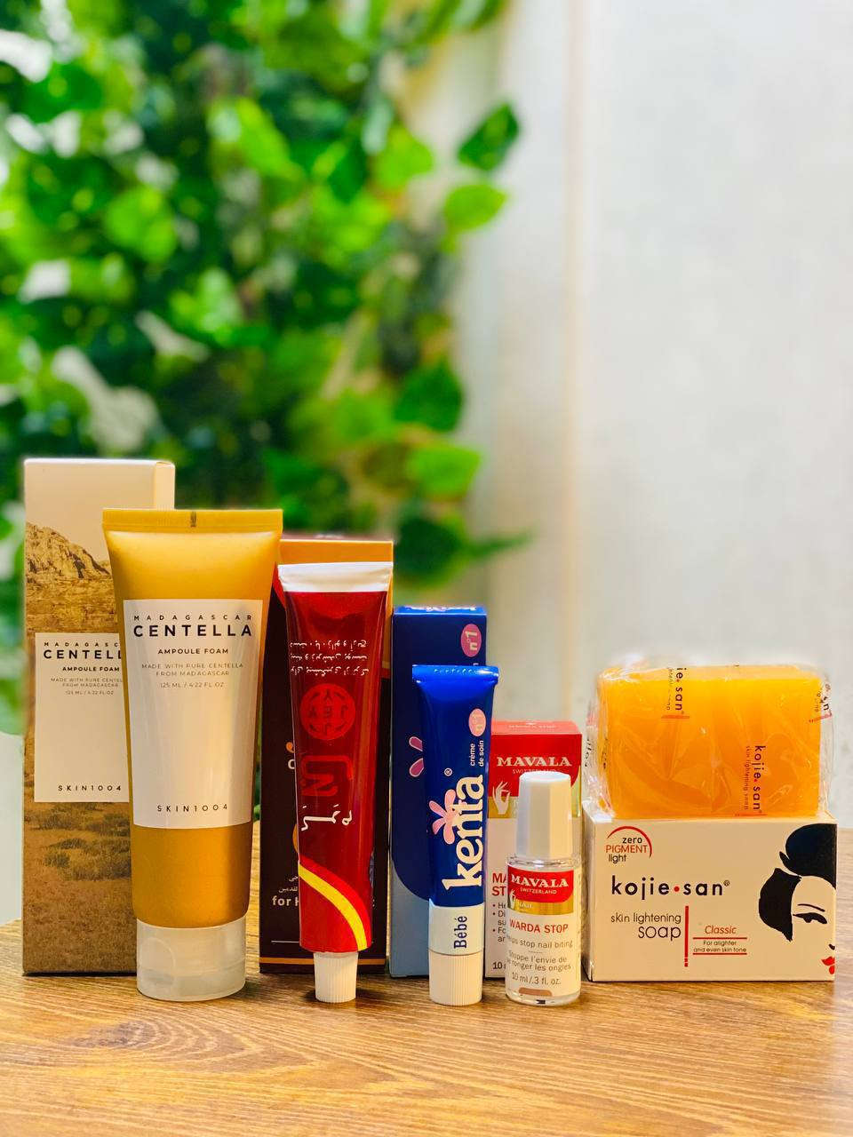 عرض عناية متكامل يجمع إشراقة البشرة، تفتيح المناطق، نعومة اليدين والقدمين، وتقوية الأظافر 💯💯
يتكون من 💯
1️⃣ غسول SKIN1004 Madagascar Centella Ampoule Foam
غسول لطيف ينظف البشرة بعمق بدون ما يسبب جفاف، يزيل الأوساخ وبقايا المكياج وينقّي المسامات، ويحتوي على السنتيلا اللي تهدئ البشرة وتقلل الحبوب والاحمرار. يخلي البشرة نظيفة، ناعمة ومهيأة لباقي العناية، ومناسب لكل أنواع البشرة حتى الحساسة 🌿

2️⃣ كريم JEY كرم جي الإيراني لليدين والقدمين
كريم غني يرطب بعمق ويعالج الجفاف والتشققات، يساعد على تنعيم اليدين والقدمين من أول استخدام، ومع الاستمرار يعطي مظهر صحي وملمس مخملي. مثالي للي تعاني من خشونة القدمين أو جفاف اليدين، ويخليهم ناعمين ومرتبين ✨

3️⃣ كريم كينتا Kenta
كريم فعّال يساعد على تفتيح المناطق الداكنة تدريجياً، يوحد لون البشرة ويرطبها بنفس الوقت، مناسب للاستخدام اليومي ويعطي نعومة وإشراقة واضحة مع الاستمرار 🤍

4️⃣ Mavala Stop للأظافر
منتج مخصص للعناية بالأظافر، يقلل من عادة قضم الأظافر ويساعد على تقويتها وحمايتها، يخلي الأظافر مرتبة وأقوى ويعطيها مظهر صحي وأنيق 💅

5️⃣ صابونة Kojie San
صابونة معروفة بتفتيح البشرة وتوحيد لونها، تساعد على تقليل التصبغات والبقع الداكنة، وتنطي إشراقة ونقاء مع الاستخدام المنتظم، وتناسب الجسم والمناطق اللي تحتاج تفتيح ✨

🚘يوجد خدمة توصيل لجميع محافظات العراق ٤ الاف🚘


**إذا كنت صاحب هذا الإعلان وتريد حذفه لأي سبب، رجاءا أرسل رسالة إلى الدعم الفني**