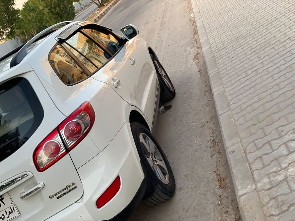 سلام عليكم سياره للبيع 
هونداي سنتافي ستيشن ٢٠١٢
فول مواصفات واحد عل واحد 
بني راما غرفه جلد حاضن 
مكينه ٦سلندر 
مكفوله من الفتح والصبغ 
بسم شخص مو شركه 
مكينه وكير وحداديه وتبريد وتخم تاير خير من الله 
خليجي لون الغرفه بيجي 
العنوان النجف 
السعر١٣٨
رقم التلفون ***********
