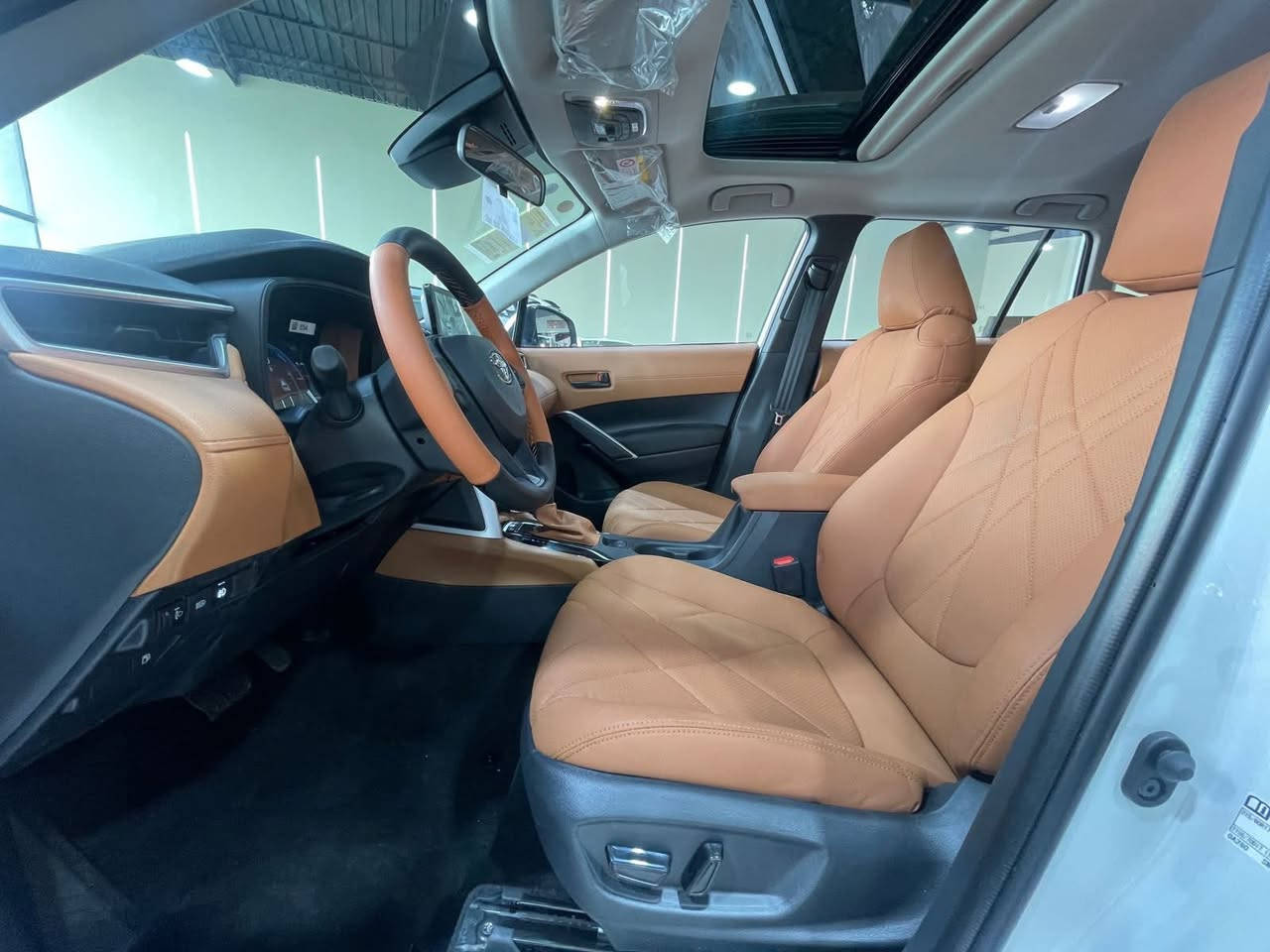 تويوتا كورلا كروس موديل 2025 / داخل قرميدي مقاعد ودشبول والأبواب طلب خاص بلادي  السعر 29 مليون و500الف دينار لوحات بغداد وسنوية
‼️🔥🔥المواصفات  :ياباني تجميع الصين
الأهم:✅ محرك 2000 سي سي – 4 سلندر هايبرد (صنع في اليابان)✅ دفع أمامي + ناقل حركة CVT✅ أربع كاميرات بزاوية 360 درجة لرؤية شاملة✅ جنوط قياس 17 إنش✅ مصابيح أمامية LED✅ دخول وتشغيل بصمة (عدد 2)✅ إشارات على المرايا الجانبية✅ تحكم كهربائي كامل بالنوافذ✅ مقعد السائق كهربائي + مقاعد جلد✅ تبريد أمامي وخلفي✅ فتحة سقف (سلايد) بانورامية✅ نظام مراقبة ضغط الإطارات TPMS✅ نظام رادار أمامي ومثبت سرعة✅ أنظمة سلامة متقدمة:• نظام تحذير التصادم الأمامي• نظام التوقف التلقائي• نظام تحذير الخروج من المسار• نظام البقاء داخل المسار✅ بلوجكترات + نظام ABS✅ منافذ USB-C
شركة الفرس ألأبيض لتجارة السيارات 🚗
☎***********
☎***********
 بغداد مدينة معارض البياع -الشارع المميز-مقابل كراج البياع 📍
لاستفسار يرجى الاتصال على الرقم:
☎***********
☎***********
