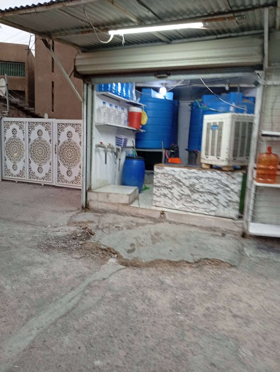 السلام عليكم
محل محطة ارو كامل متكامل جديده للبيع 
المكان . حي الاعلام . مجاور روضة البسملة .على شارع عام 
علمٱ المحل سر قفلية 
***********
