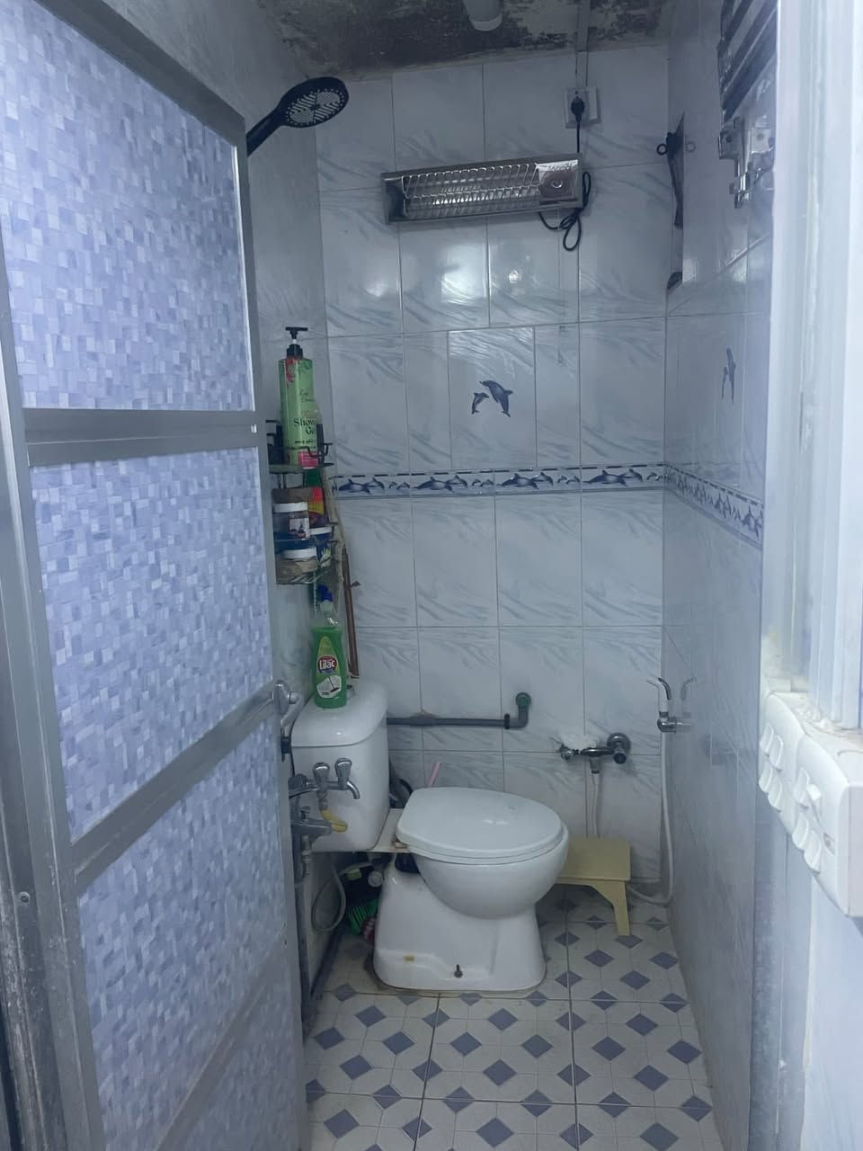 السلام عليكم 

🏡✨ فرصة استثمارية نادرة للبيع – عقار طابو صرف تجاري بموقع استثنائي ✨🏡

للبيع عقار مميز جداً طابو صرف تجاري في موقع استراتيجي وحيوي يُعد من أفضل المواقع للاستثمار والأعمال التجارية.

📍 يتميز العقار بإطلالة مباشرة على الشارع العام المؤدي إلى الطب العدلي، بالإضافة إلى واجهة ثانية على شارع آخر، مما يمنحه قيمة تجارية عالية وفرصاً استثمارية متعددة.

📐 المساحة المثبتة في السند: 182.5 م²
📏 المساحة الفعلية (واقع الحال): أكبر من المساحة المثبتة في السند.

🏠 يحتوي العقار على بناء قائم صالح للسكن، مع إمكانية تطويره أو استثماره بما يتناسب مع طبيعة الموقع المميز.

⭐ مميزات العقار:
✅ طابو صرف تجاري.
✅ موقع حيوي واستراتيجي على شارعين.
✅ واجهات مميزة تمنح العقار قيمة استثمارية عالية.
✅ مناسب للمجمعات التجارية، العيادات الطبية، المكاتب، الصيدليات، المعارض، والمشاريع الاستثمارية المختلفة.
✅ قيمة عقارية متصاعدة وموقع مطلوب باستمرار.
✅ فرصة مثالية للمستثمرين الباحثين عن موقع يجمع بين التميز والعائد المستقبلي.

💎 عقار بمواصفات استثنائية وموقع يصعب تكراره، يجمع بين قوة الموقع والفرصة الاستثمارية الواعدة.

📞 للاستفسار ومعرفة السعر والتفاصيل يرجى التواصل على الخاص أو الاتصال على الرقم: (***********-***********).
