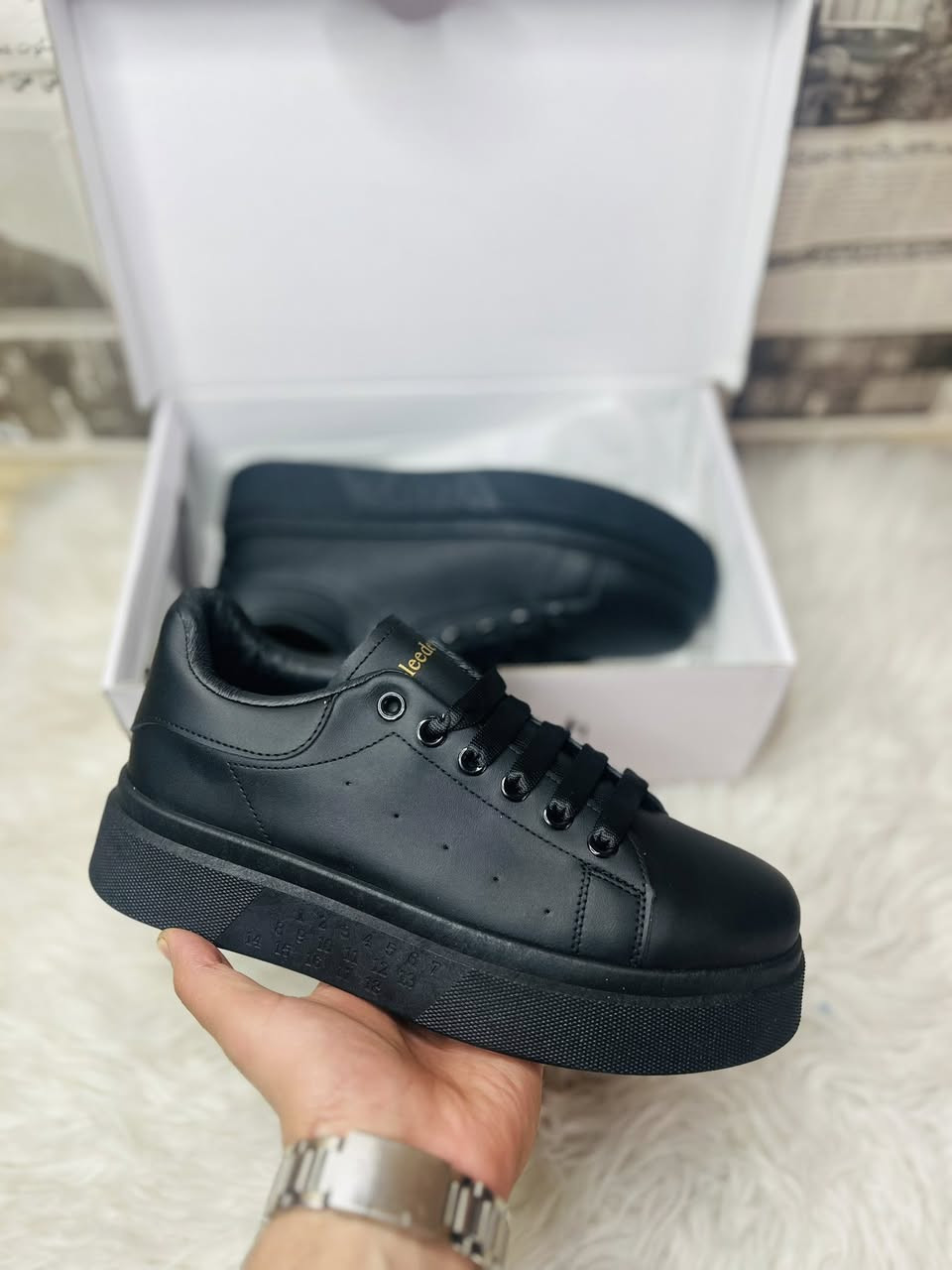 الكسندر. قياسات من40الى 45السعر 20 الف وتوصيل مجاناً للاستفسار والطلب ***********
