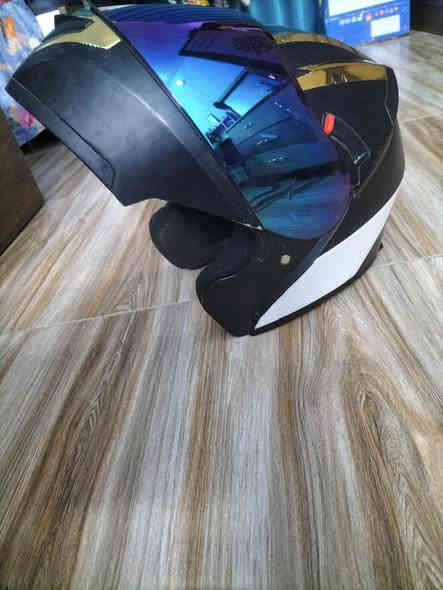 السلام عليكم خوذة فچ قلاب للبيع نوع DFG اصلي باب اول شادلهة جامة سبع الوان مثل متشوف بعينك كلش حلوة وامرتبة واكولتي عالي السعر 60 المكان الخالص الرقم ***********
