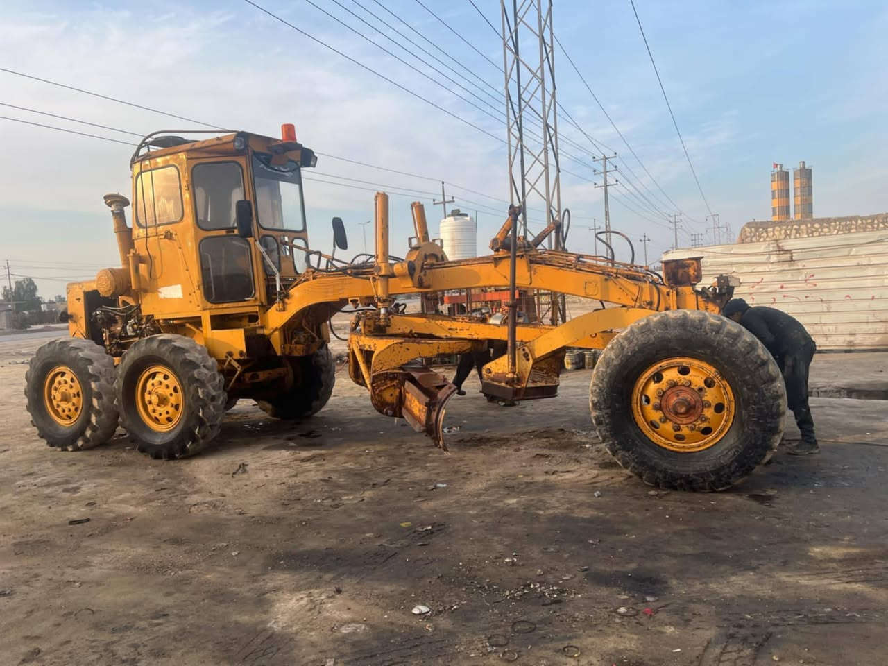كوماتسو للبيع مجموعة بلاديه مشروطه رقم بغداد سنويه لل28 بسمي جاهزه بالعمل السعر ١٢ مليون للاستفسار الاتصال على الرقم *********** او***********
