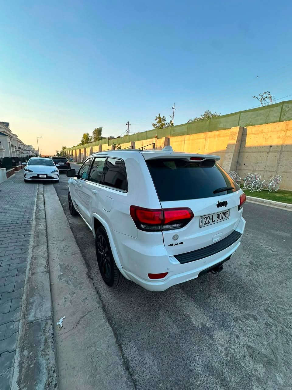 جيب غراند شيروكي (JEEP GRAND CHEROKEE)
 الفئة: بلاك توب (BLACKTOP)
 الموديل: 2020
 اللون: أبيض
المواصفات الفنية
 المحرك: 3.6L V6
 ناقل الحركة: أوتوماتيك
 نظام الدفع: دفع رباعي 4x4
 الممشى (المسافة المقطوعة): 88,000 مايل
 حالة الحادث: حرق بسيط بالدشبول
 قشر السيارة (سند الملكية): CLEAN TITLE
المميزات والمواصفات الداخلية
 تشغيل بصمة
 مثبت سرعة
 نظام صوتي فاخر
 مقاعد جلد
 فتحة السقف: لا يوجد
 حساسات أمامية وخلفية
 كاميرا خلفية
 شاشة لمس
 مكان تكريت 
السياره كلين
تواصل ***********

السعر 235 وبيها مجال
