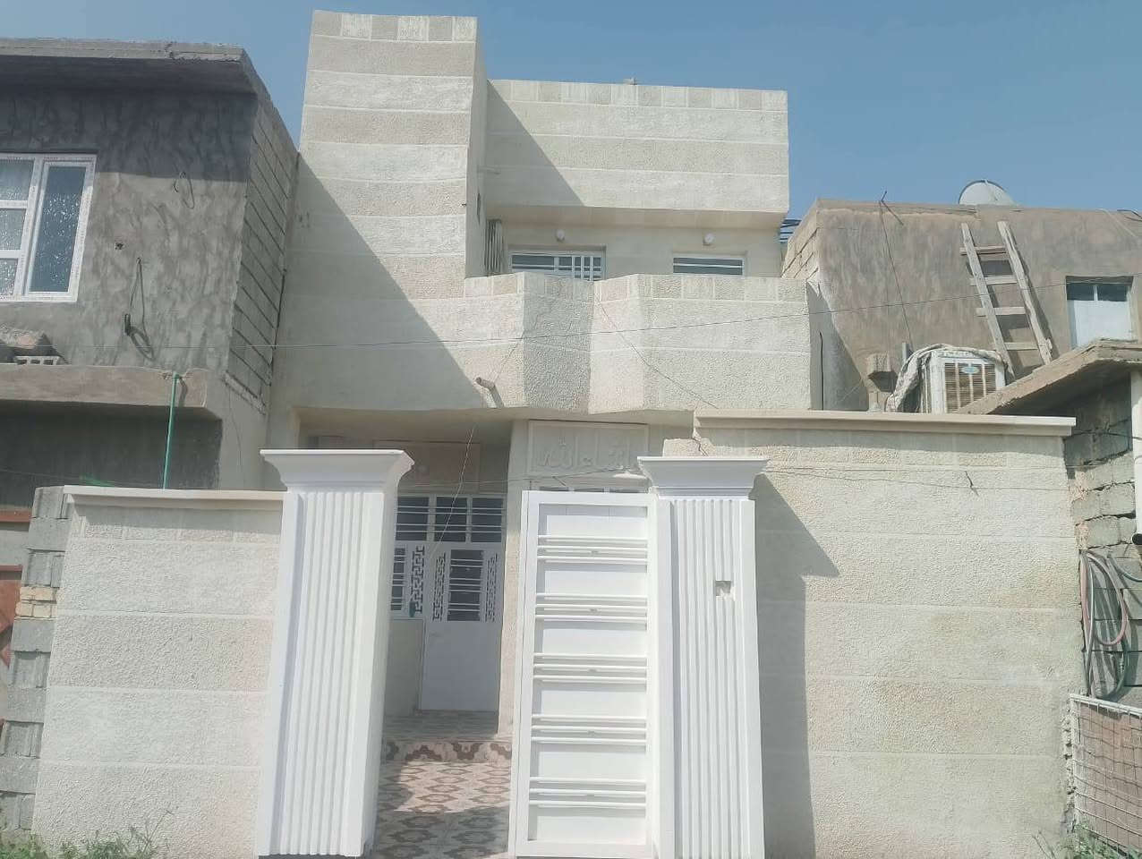 السلام عليكم ورحمه الله وبركاته 

🏡 دار للبيع مع الأثاث الكامل 🏡
فرصة مميزة للسكن والاستثمار، دار مؤثثة بالكامل وبأثاث جديد جداً، موقع ممتاز وخدمات متكاملة.
📐 المساحة: 125 متر
🔹 الطابق الأرضي: استقبال، غرفة، صالة، مطبخ، صحيات داخلية وخارجية.
🔹 الطابق الثاني: غرفتان مع سويتين كاملتين.
🔹 الطابق الثالث: غرفة زيتونة وسطح.
✅ الأثاث كامل وجديد ✅ سبلت جديد ✅ كاونتر جديد ✅ ديوان بالصالة ✅ تتوفر جميع الخدمات (ماء، كهرباء، تبليط)
📍 الموقع: خلف معرض الأسدي
💰 السعر: 95 مليون دينار قابل للتفاوض
للاستفسار والمشاهدة يرجى الاتصال على الرقم: ***********
