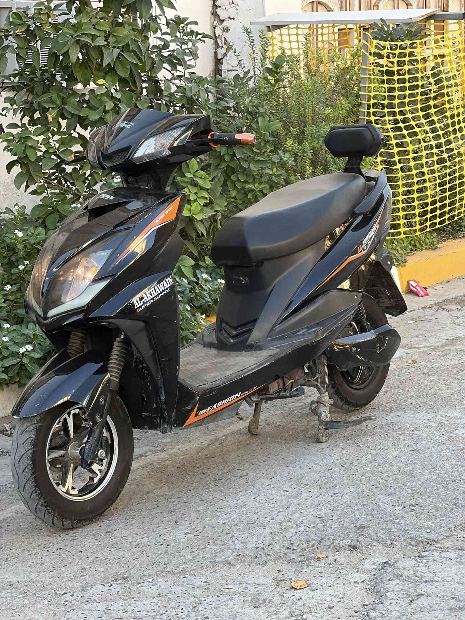 ً
سلام عليكم شباب دراجه شحن البيع نوع سكنس دراجه كامله مكمله كل نقص مابيها  كلها شغاله كهربائيات رجوع ال خلف مواصفاتها حلوه 
موديلها 2025
بطاريات 6 كبار 
السرع 3 
رجوع الخلف 
اشاير رباعيه 
لايتات امامي شغاله
بريكات دسكات هدروليكً
لونها حلو 
شاشه تعرض الك عطل ان وجد 
صندوق يتحمل أغرض مساحه كبيره 
تايرات جوبلس 
استان تعليكً+ صفح 
تشغيل عن بعد 
جهاز إنذار السرقه 
سرعتها 60 
شاحنه اصليه 
دراجه كامله 

اي استفسار اتصال 

***********

عنوان بغداد الاعظميه 

((السعر 450)) قفل
