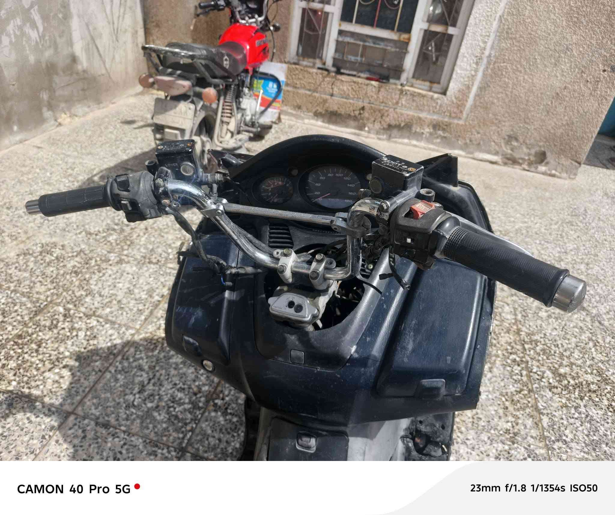 السلام عليكم دراجة سلفر مكينه 400
السعر 650 وبيها مجال  الرقم للتواصل ***********
