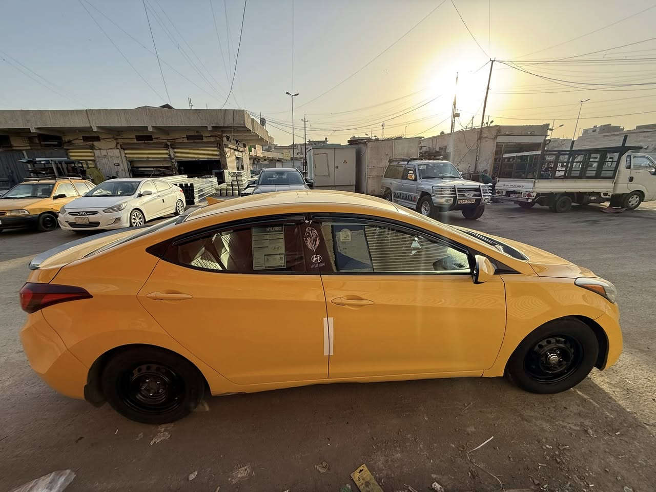 السلام عليكم 
النترا امريكي موديل 2014 رقم بغداد حادث جاملغ خلفي السعر 110 ورقة وبيها مجال عنوان السيارة بغداد شارع الشيخ عمر مجاور ساحة السباع  للتواصل على الرقم ***********
