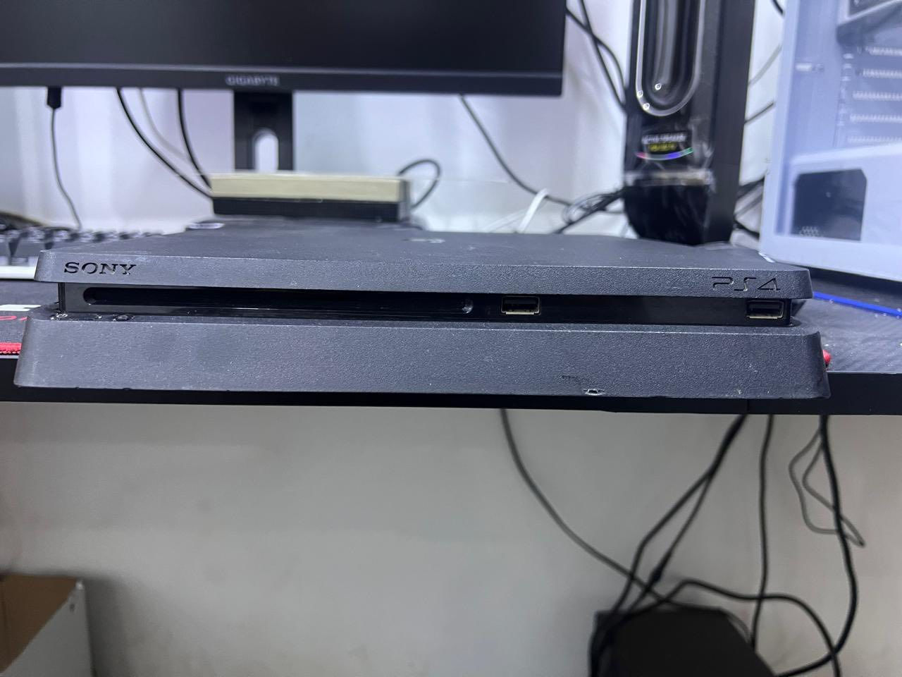 السلام عليكم بلي PS4 اسلم 
(اونلاين) نظام 13.4
ذاكر 500
الجهاز لوك ستيكر ما مصلح ولا مفتوح ابدا الجهاز كلش جديد 
ويا يدتين 
وقرصين
سعر الجهاز 250 الف 
مكاني بغداد الكرادة
***********
واتساب موجود
