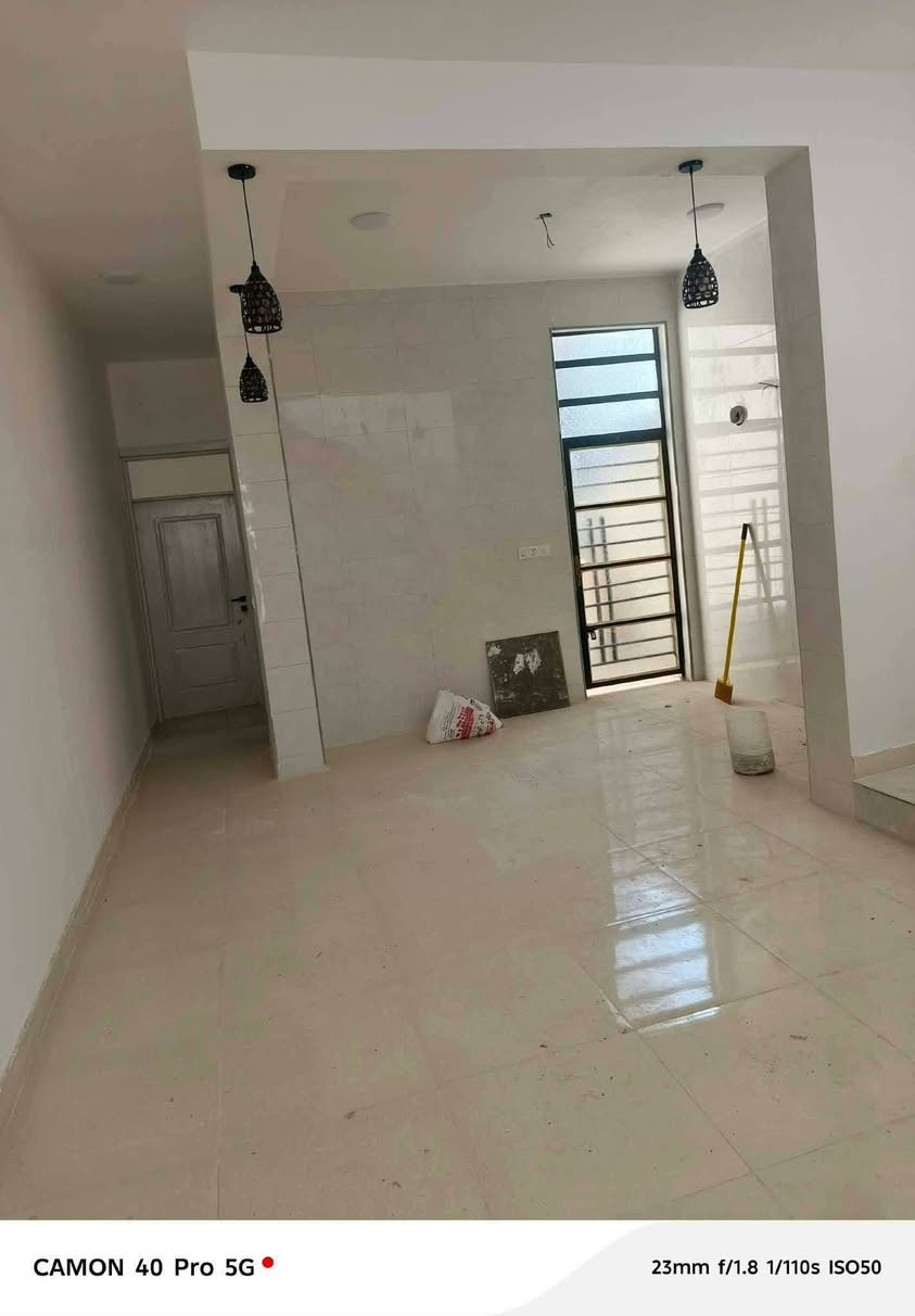 ياالله 
السلام عليكم ورحمة الله وبركاته

دار للبيع المساحه ١٠٠ متر طابقين 

طابو زراعي سند ٢٥ 
تسليم مباشر 
العنوان : شارع ٨٠ شارع شريفه الجديد
مقابيل الملعب الخماسي 
يتكون : من ٢ غرف نوم ٫ استقبال ٫ مطبخ ٫ كلدور 
مجمع صحيات عدد ٢ 

الاستفسار : *********** أو ***********

