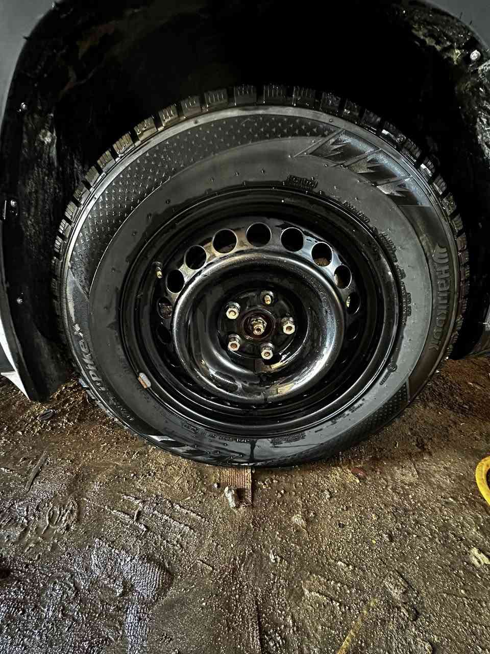 ياالله للبيع تخم تاير جبلي زيرو قياس 215/56/17                       ***********
