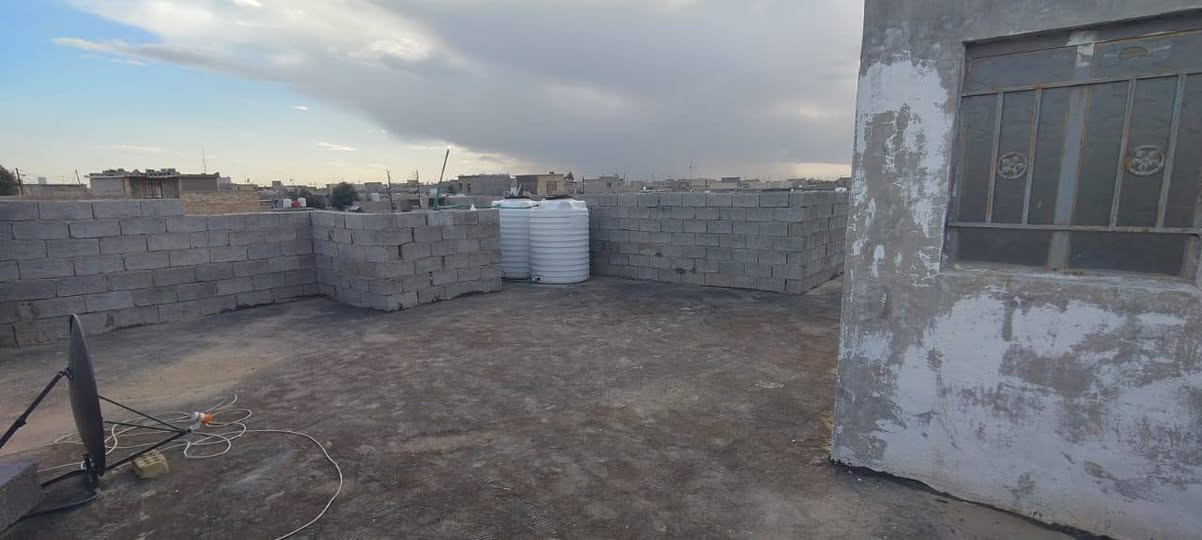 السلام عليكم بيت للبيع في النهروان في الدوانم خلف مطعم الديوان 200م
نهايه الخط الثاني بيت كامل غرفتين وصاله وصحيات و استقبال كامل الخدمات بي سحب كهرباء وتانكيات 
السعر 38 وبي مجال 
الاسستفسار *********** بي وتساب ايضا
