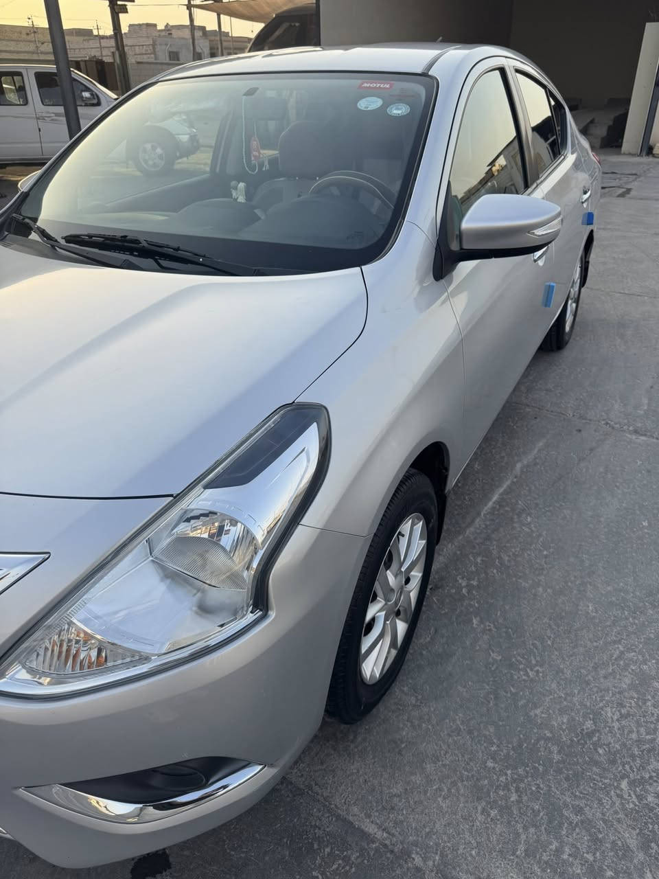 السلام عليكم 
نيسان صني للبيع مصري 2023 لون رصاصي 
السيارة ماشية 31 الف رقم اربيل 
اربع جام كهربائية
شاشة لمس 
سستم صوت شركة سوني انا شاده
تبريد ثلج
تبريد قطعتين
حساس خلفي 
اشاير بالمري الجانبية 
ويل كب 
كامرة خلفية
السيارة استعمال شخصي يعني بانزين محسن وما مقربها للعادي الا ما ندر 
السيارة  بيها طخة بالچاملق الامامي موضحة بالصورة كلش بسيطة ورصعة فوگ الباب الي ورة العبري وطخات بالدعاميات موضحة بالصور ورصعة بالباب الخلف العبري وبارد بالجاملق الخلفي گد ثلاث سانتيمات 
موقع السيارة البصرة 
سعر السيارة 120  
للأستفسار الاتصال ع الرقم 
0787 470 9028
