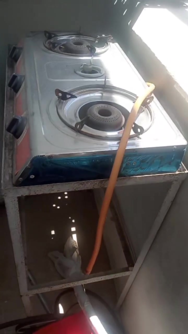 للبيع طباخ منضدي مع سوبايه حديد تفصال جديد ونضيف مع الصونده شغال اي عطل مابي سبب البيع دانشيل لخارج الرمادي السعر 35 وبي مجال العنوان رمادي شارع فاكره قرب اسواق صدام للاستفسار ***********
