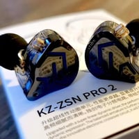 سماعات KZ zsn pro 2  blue one للبيع نضيفات للستار سعرهن 30 و بيهن مجال...