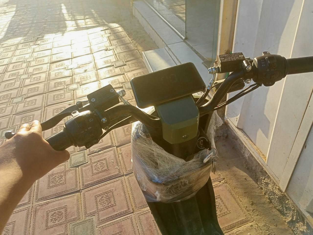 السلام عليكم شباب بايسكل. R10 للبيع كامل مكمل مع شاحنه و مواصفات Rرجوع إلى الخلف هورن اشاره يمين يسار دبل اشاره لايت عالي ناصي بطاريات خمسه الكبار قفل ستيرن جاملخ امامي و خلفي و باقي العديد من المواصفات 
السعر 450 و بي مجال 
رقمي متواجد واتساب و خط هاتف ***********
