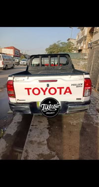 للبيع بيكم هايلوكس ناصي رقم اربيل موديل 2025 السياره مدوشمه كاعيه وكشن...