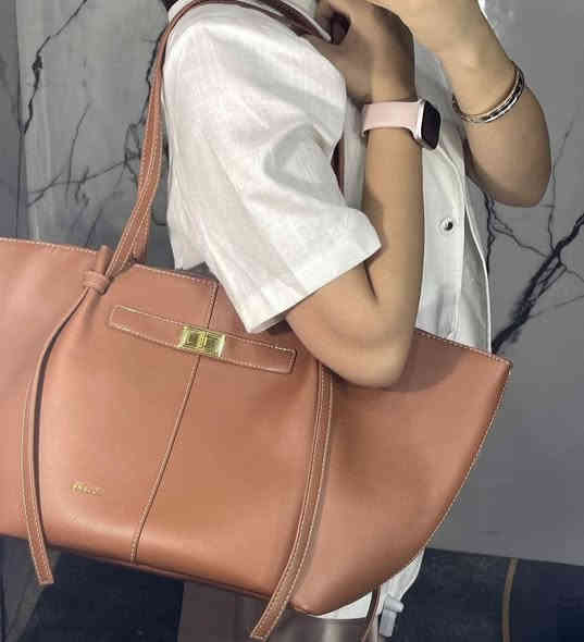 حجم كبير العرض 54 سم ارتفاع 15 سم  
#احذية_وحقائب_خالد خانقين مجمع شاكر رضا
 توصيل داخل خانقين وكل المحافظات 
واتساب *********** 
صفحتنا على الانستا 
‏https://www.instagram.com/khaled_bags_shoes?igsh=aHgzNnAyeDc0cGd1
السناب 
‏https://www.snapchat.com/add/khaledzahawe?share_id=GwP3kgwzTro&locale=ar-EG-u-nu-latn
التيك توك 
‏https://www.tiktok.com/@khaledzahawe?_t=8kEouIPTpO1&_r=1
الفيس 
‏https://www.facebook.com/khaledbagsshoes?mibextid=ZbWKwL
