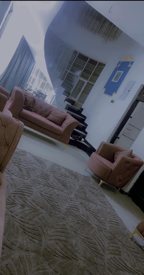 يت للبيع مساحته٢٦٠م  واجهيه 10بناء حديث سنة٢٠٢٢ يتكون من غرفتين وصاله واستقبال كبير ومناور اثنين ومطبخ وصحيات داخليه وخارجيه وصاله فوك كامله عوزها نواقص قليله وكراج كبير وحديقه البناء عكاده والاساس والدرج صب  واجهيته ملبوخه كامله عالي عن الشارع ماناقص اي شي مكانه شارع مستشفى الحسين للاطفال نهايته ع جهه الجلبيه قرب الفلكه اول فرع بصف الكوفي الاستفسار اتصال ع صاحب البيت ***********
