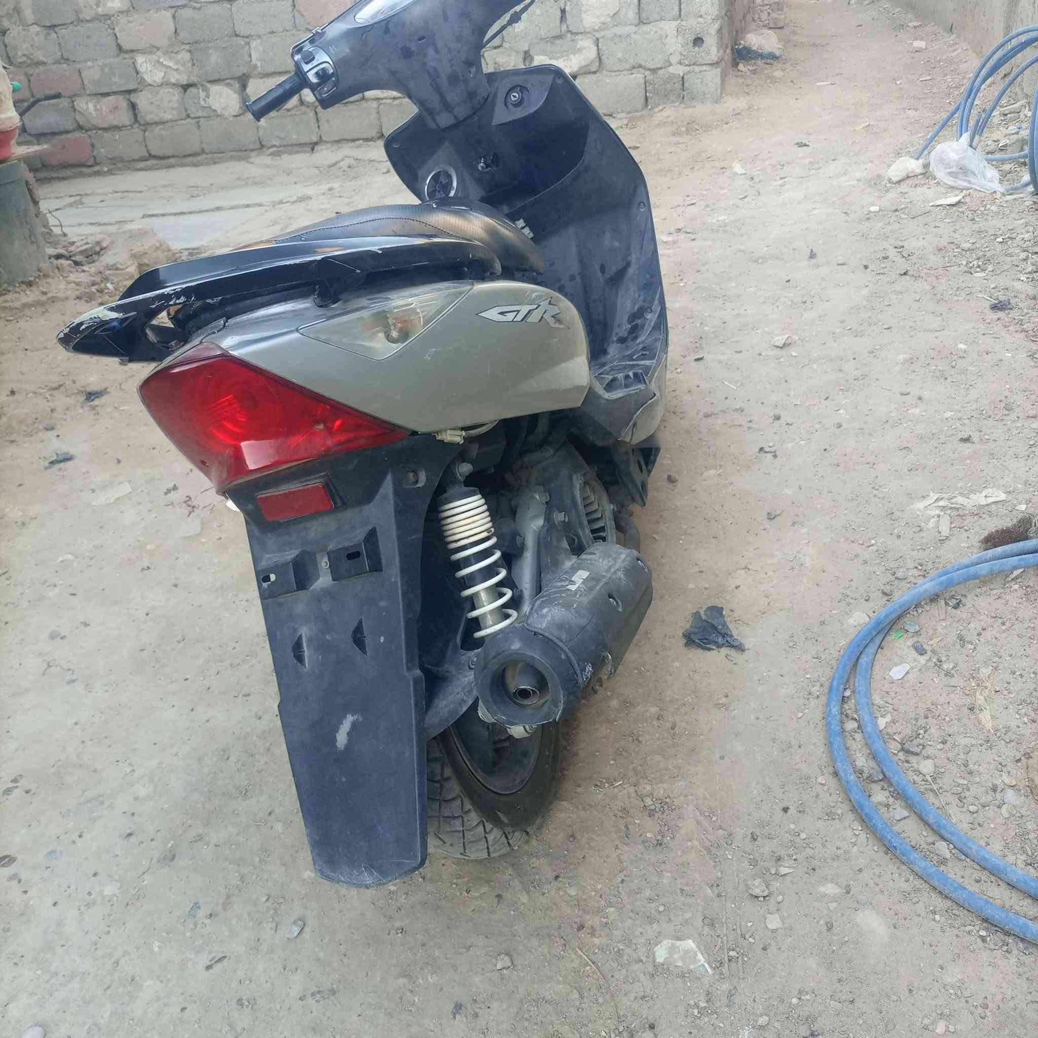 دراجه ثعلب للبيع دراجه نظيفه كفراتها بلاديه بس بيهن شويه شخوط مكبنه مامفتوحه دراجه كهربائيه كله شغاله عوزه شويه ترتيب ناقصه 7مال كور سعره 400مكاني بغداد ***********
