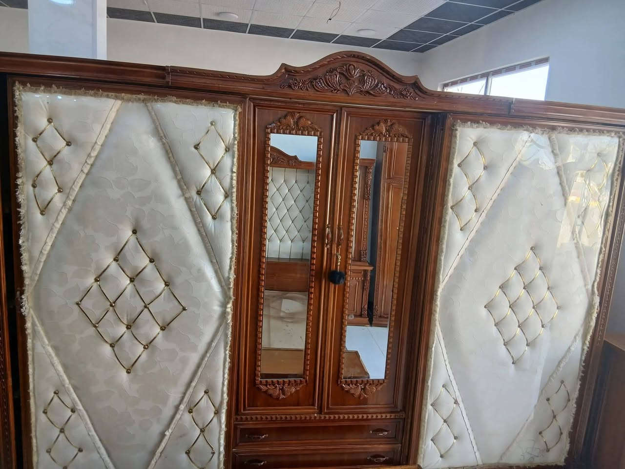 غرفة نوم مستخدمه شي قليل شقل درجة أوله احطاطه درجه أوله الاستفسار علا هاذه الرقم *********** العنوان الرمانه البعبيد اسعر مليون و٦٠٠
