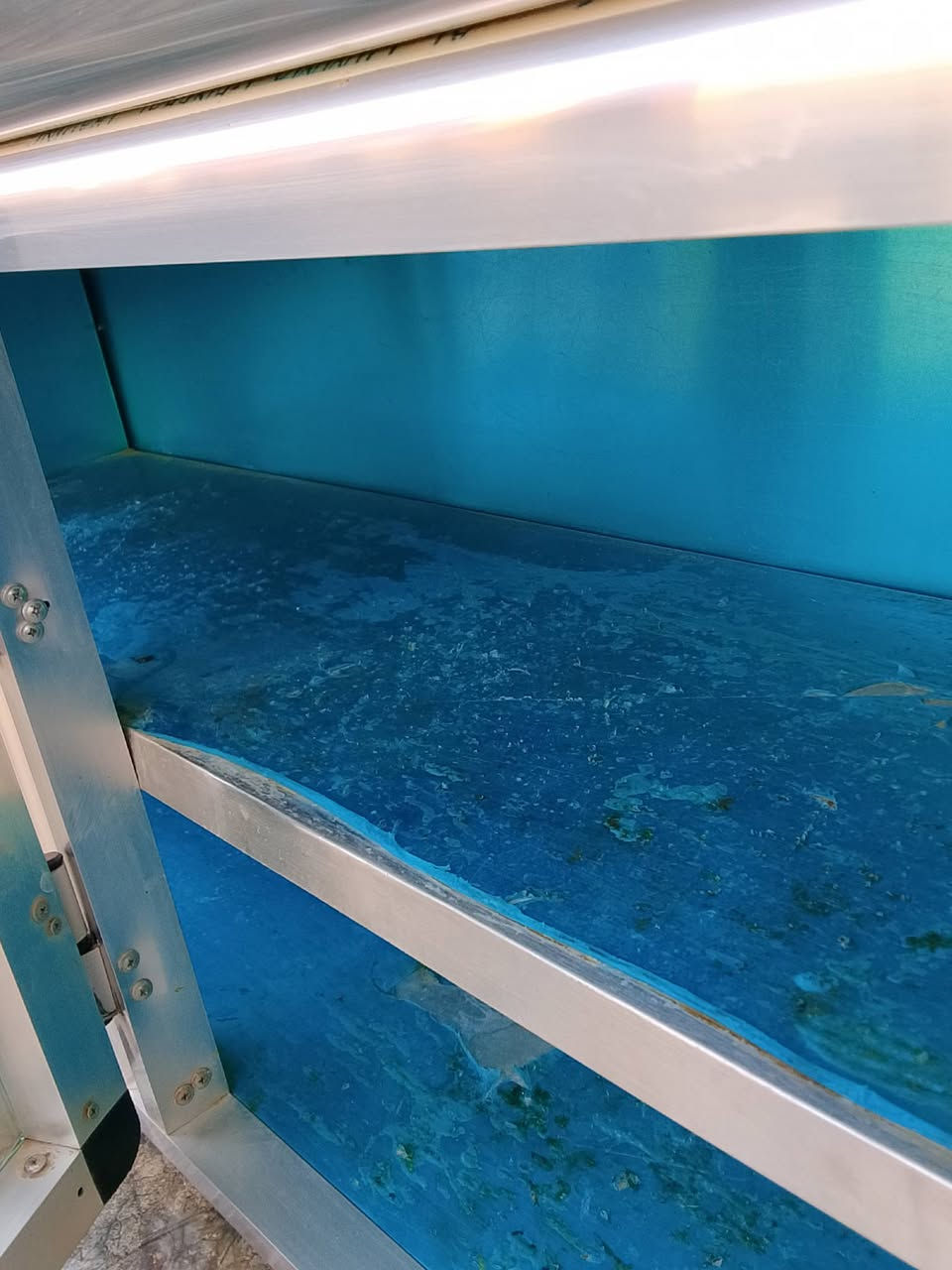 سلام عليكم
للبيع 
مترين ونص معرض نضيف وجديد عوزه بس جراره 
السعر 250وبيه مجال قليل 
***********
