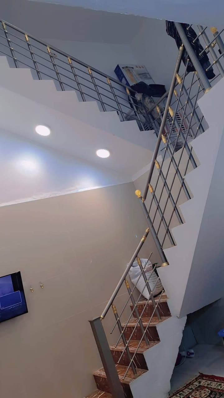 سلام عليكم بيت خلفي للبيع بحي الحسين بيت قاطين لقاط جوه بي ديوانيه وصالاء وغرفه ومطبخ وصحيات لقاط ثاني بي غرفتين وصالاء وصحيات سعر 150 رقم تلفون ***********
