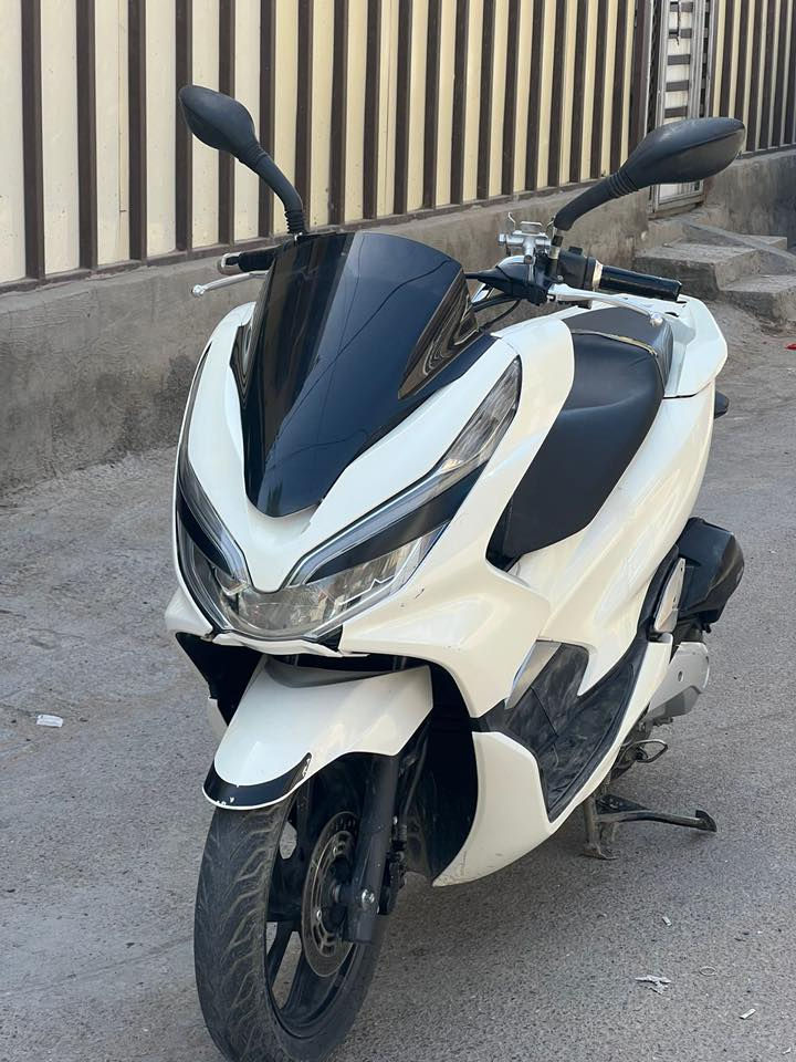 السلام عليكم
دراجه pcx للبيع 
جيل ثالث 
وارد كوري 
مكفوله كفاله عامه عدا طخه بسيطه يم لايت 
دراجه خير من الله 
السعر : 12 ونص
مكاني بغداد 
الاتصال : ‭0771 329 0667‬
