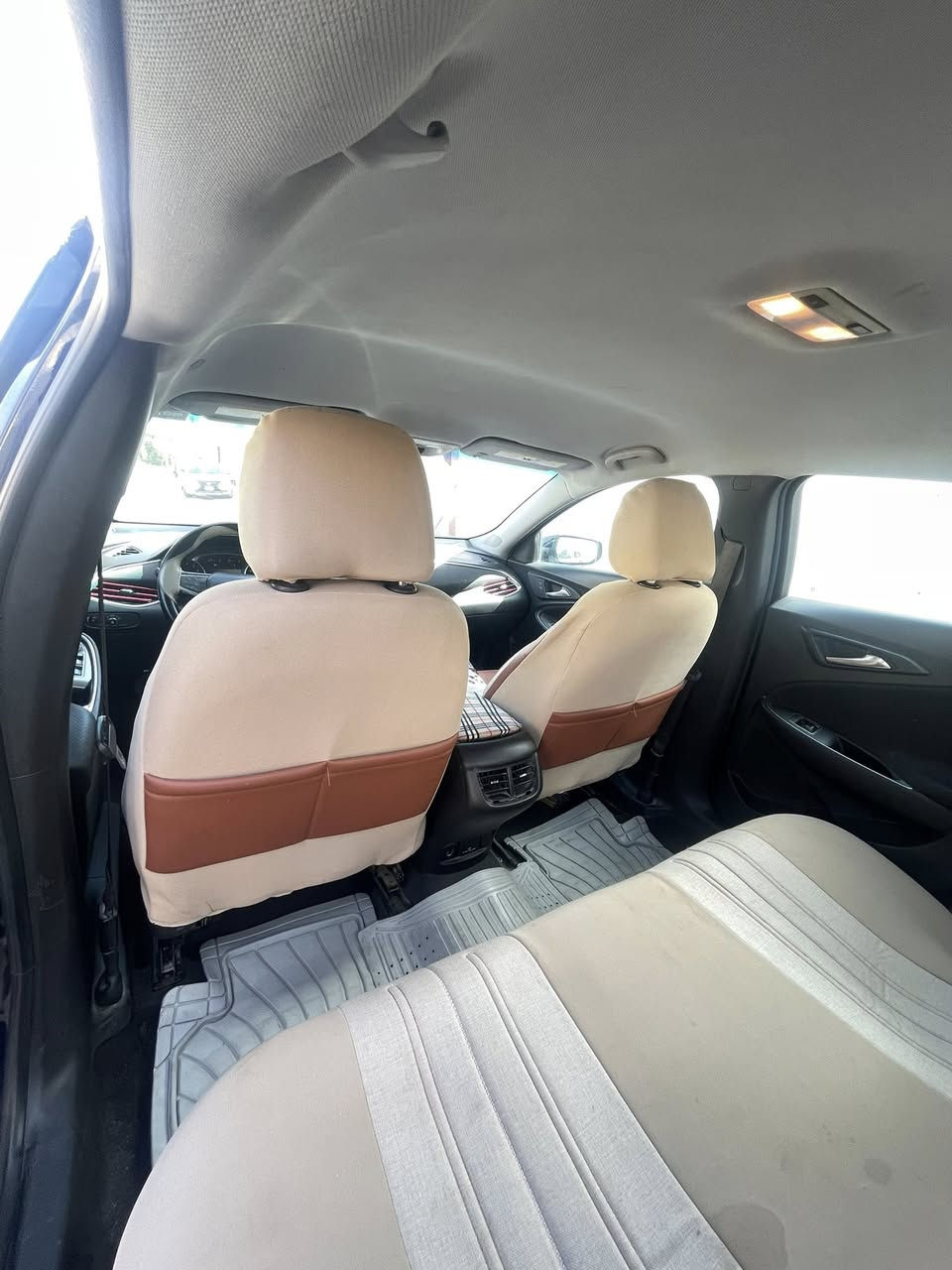 السلام عليكم
ماليبو 2018 LT لون نيلي كلين تايتل بدون حادث من امريكا ..  وهنا صارت طخة بالباب باقية على وضعها ممصلحة والصور مرفقة السيارة استخدام شخصي ماشية 170 الف كيلو.. تبريد وكير ومكينة خير من الله   السعر 105 وبيها مجال للتواصل واتساب ***********
