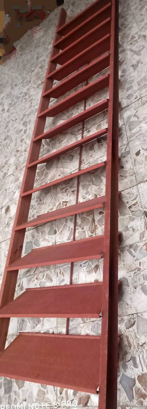 درج للبيع طوله أكثر من ٤ متر ونص..حديد الثقيل چنل قوي جداً  وعملي مو حديد بوري شخاط عرض الدرج كلي متر عرض البايه ٩٠سم
سعره ٢٥٠ وبيه مجال.للاتصال
*********** وموجود واتساب
