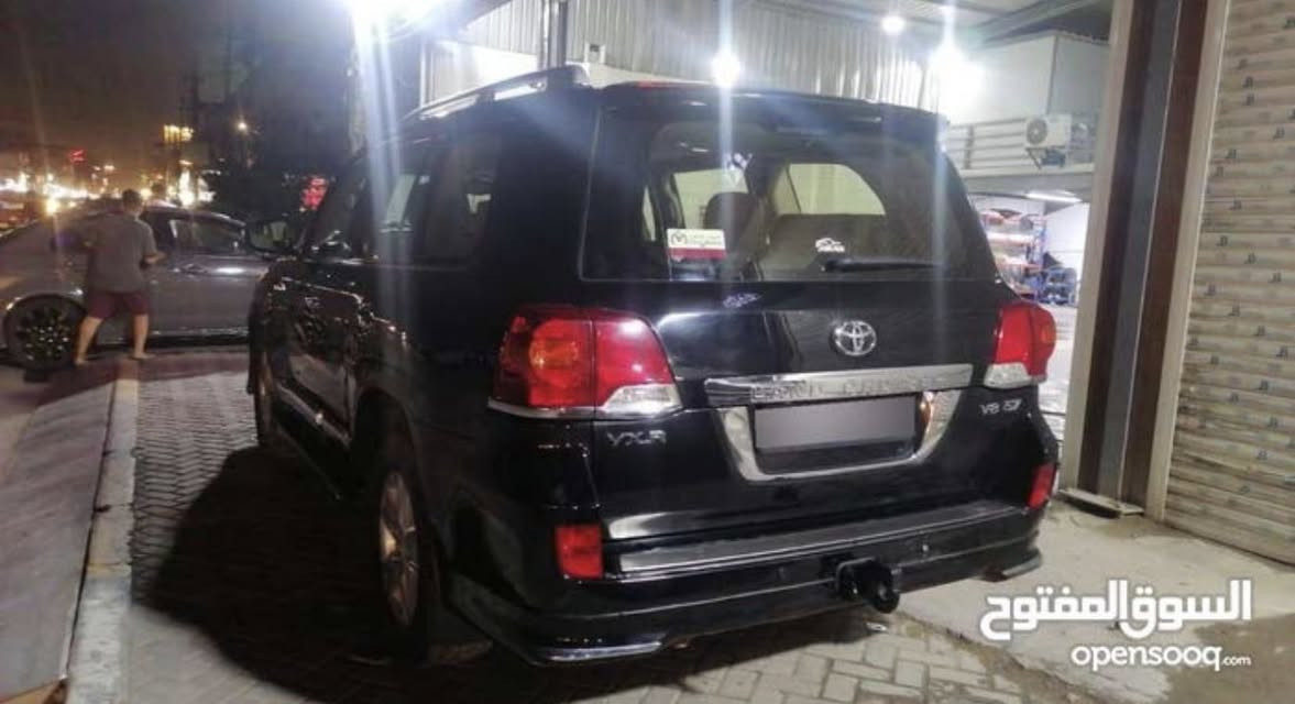 تويوتا لاند كروزر VXR 5.7 2013 فوللللل للأخير موصفات لكزز يعني فول اشاير بالمري شاشه لمس ستيرن كهرباء  و كراسي كهرباء  مثبت سرعه تحكم بالستيرن و بعد كومه مواصفات يعني فول الفول محرك و كير ممتاز كير اوتو دفع رباعي دفلوك كفاله عامه من الصبغ و الضربه السياره ما بيها نقص السياره الدهن مالتها كله من ساز السياره حلوه هنياله الي ياخذها و مابيها اي نقص مثل ما موضح بالصور السياره رقم سليمانيه تحويل ثاني يوم و إذا تريد وكاله  
السعر 45,000 الف دولار يعني أربع دفاتر و نص و بيها مجال حق الجيه و تدلل 
رقمي *********** موجود على مدار اليوم
