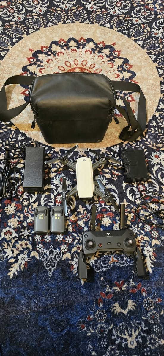 Dji  سبارك مستخدم قليل كومبو
كامره4k ٣٠ فريم كمبل
نضام gps رجوع تلقائي
مدى ٦ كيلو ارتفاع ٥٠٠ متر
٣ بطاريات كل بطاريه تنطيك مدة طيران ٣٠ دقيقه
للتواصل وتساب او اتصال 
***********
***********
