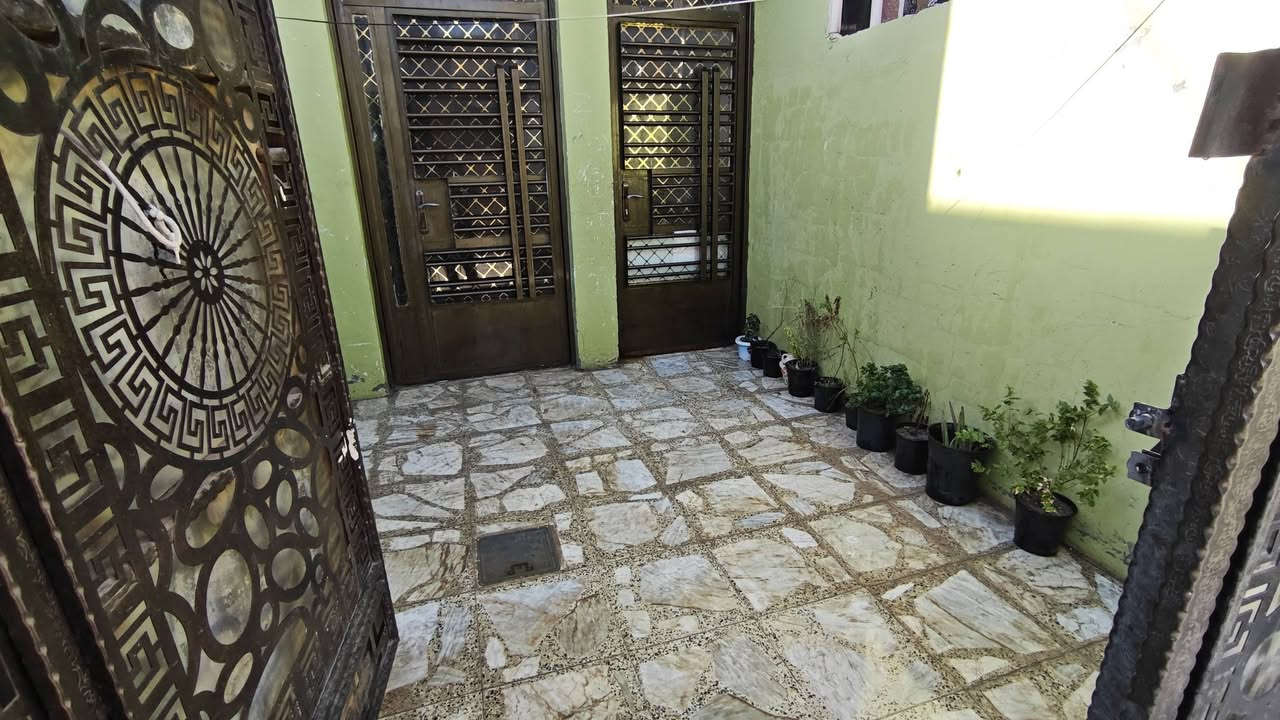 الدار للبيع قضاء الحسينية حي النفط المساحة الكلية للبيت 100 متر الواجهة 5 متر والنزال 20  يتكون من ثلاث غرف نوم كبيرة واحدة بالطابق الاسفل واثنان بالطابق الثاني وتكون الاولى بالطابق العلوي مطلة على بلكونة على اتجاه الشارع العام السريع ويحتوي البيت ايضا على مدخلين الاول على الاستقبال الخاص بالضيوف والمدخل الثاني هو ممر يصل بك الى المطبخ  الذي بجانبه منور يمكنه ان يكون مطبخ حار وبارد   المنزل كامل وجاهز للسكن وتأريخ بنائه 2023 والمنطقة الان على ابواب تبليط وهو اقرب قطعة سكنية على الشارع العام السريع وبخلفه شارع مدخل الحمل مباشرة للتواصل على الرقم الاتي ***********
