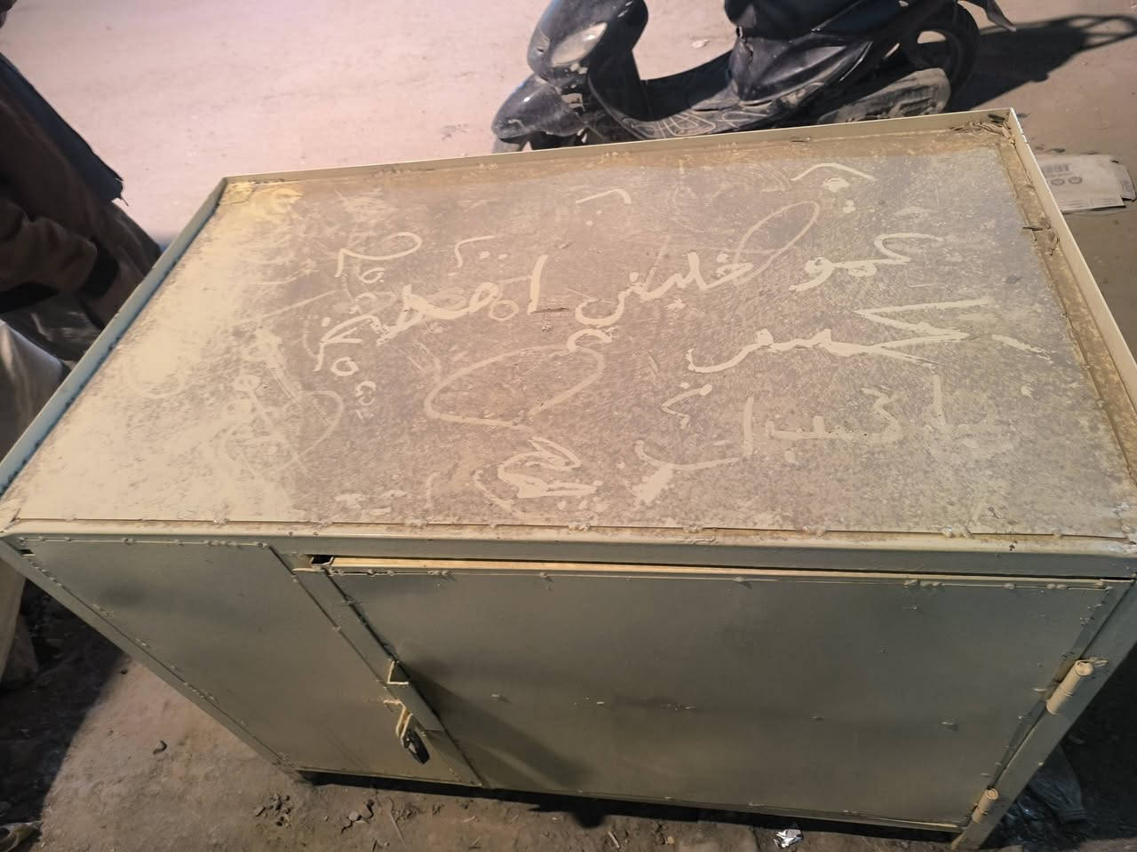 سلام عليكم متاح ميز بهل شكل بعده جديد مكان طوريج بجانب المصرف مكلف بل نشر فقط تواصل معه صاحب الميز ***********
