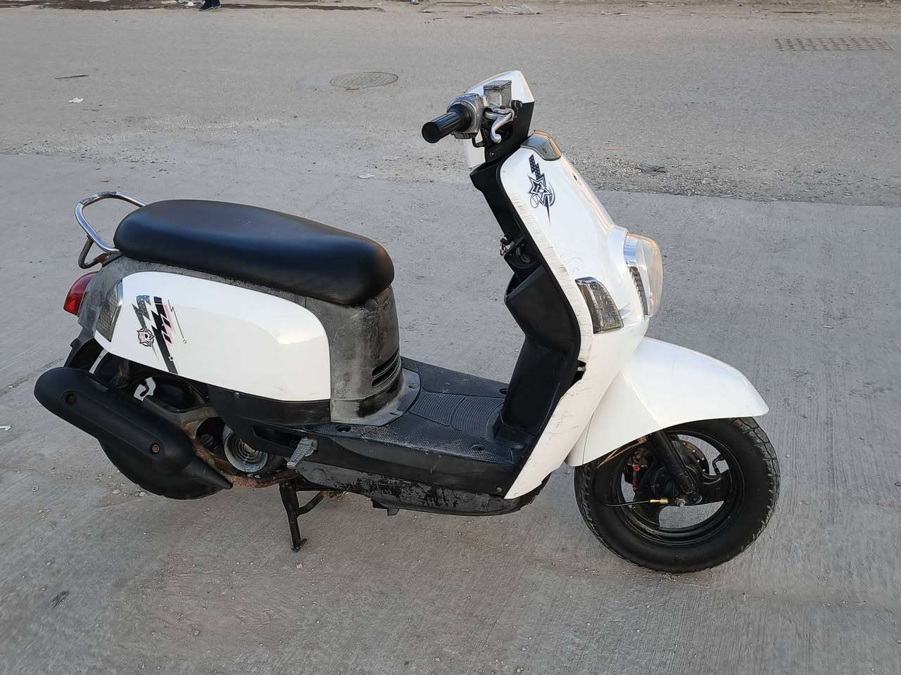 پوليسي بدون نقص ما داخله تصليح 
طالعة شهر 6 ماشية 29 
ملاحضات بسيطة بالكڤر فقط

800 ألف قفل

***********
